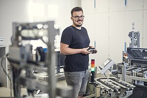 Robert Prigge steht im Labor und lächelt