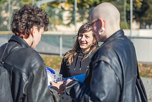 Julia Zigann im Gespräch auf dem Campus